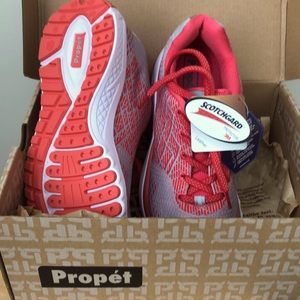 Women’s Coral & Taupe size 8.5 Medium Walking shoes.